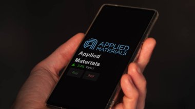 15 Ocak 2024. Takas ekranındaki Uygulamalı Malzemeler logosu. Uygulamalı Malzeme fiyat hisseleri, bir aygıt üzerinde AMAT $.