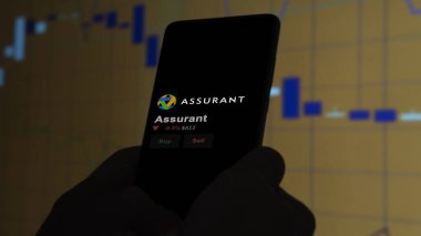 15 Ocak 2024. Takas ekranındaki Assurant logosu. Sigorta fiyatları, AIZ $bir aygıt üzerinde.