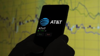 15 Ocak 2024. Takas ekranındaki ATnT logosu. AT & T fiyat hisseleri, bir aygıta T $.