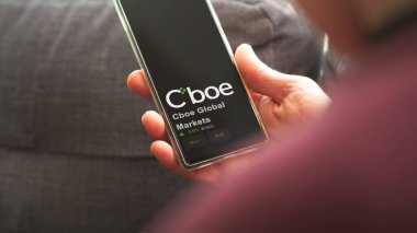 15 Ocak 2024. Değişim ekranında Cboe Global Market 'in logosu. Cboe Global Market hisse senetleri, CBOE $bir aygıt üzerinde.