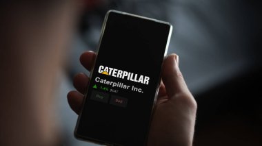 15 Ocak 2024. Bir takas ekranında Tırtıl Şirketi 'nin logosu. Caterpillar Inc. Fiyat hisseleri, bir cihazda $CAT.