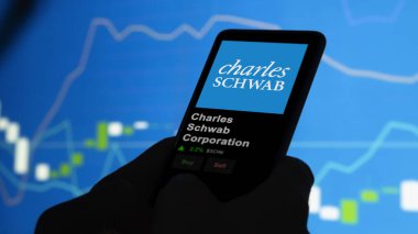 15 Ocak 2024. Charles Schwab Şirketi 'nin logosu bir değiş tokuş ekranında. Charles Schwab Şirketi hisse senetleri, cihaza $SCHW.