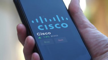 15 Ocak 2024. Değiş tokuş ekranında Cisco 'nun logosu. Cisco hisse senetleri, CSCO $bir aygıt üzerinde.