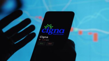 15 Ocak 2024. Takas ekranında Cigna 'nın logosu. Cigna fiyat hisseleri, bir cihazın muhbiri..