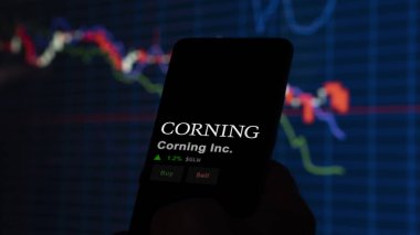 15 Ocak 2024. Corning A.Ş. 'nin logosu bir değiş tokuş ekranında. Corning Inc. Fiyat hisseleri, bir aygıtta GLW $.