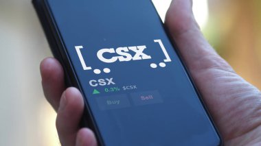15 Ocak 2024. Takas ekranındaki CSX logosu. CSX fiyat hisseleri, bir aygıt üzerinde $CSX.