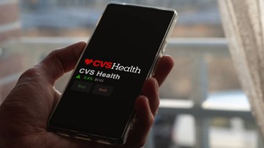 15 Ocak 2024. Takas ekranında CVS Health logosu var. CVS Sağlık Fiyat Hisseleri, Cihaza $CVS.