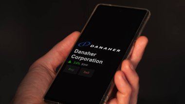 15 Ocak 2024. Bir değiş tokuş ekranında Danaher Şirketi 'nin logosu. Danaher Şirketi hisse senetleri, DHR $bir aygıt üzerinde.