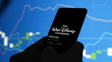 15 Ocak 2024. Bir değiş tokuş ekranında Disney logosu. Disney fiyat hisseleri, bir cihazda DIS $.