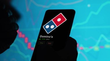 15 Ocak 2024. Domino 'nun logosu bir takas ekranında. Domino 'nun hisse senetleri, cihaz için DPZ $.