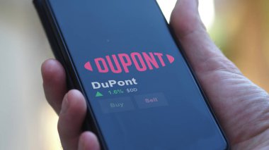 15 Ocak 2024. Bir değiş tokuş ekranında DuPont 'un logosu. DuPont hisse senetleri, cihaza DD $..