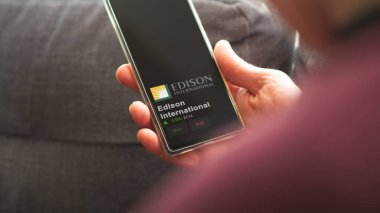 15 Ocak 2024. Edison International 'ın logosu bir değiş tokuş ekranında. Edison Uluslararası Fiyat Hisseleri, Bir aygıta EIX $.