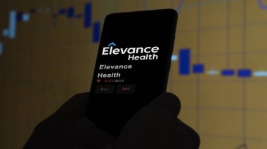 15 Ocak 2024. Bir değiş tokuş ekranında Elevance Health logosu. Elevance Sağlık Fiyat Hisseleri, bir cihaza ELV $.