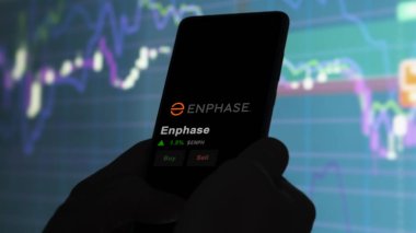 15 Ocak 2024. Değişim ekranındaki Enphase logosu. Enphase fiyat hisseleri, bir aygıt üzerinde ENPH $.