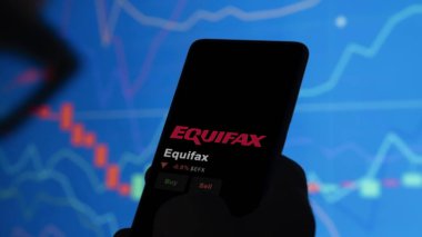 15 Ocak 2024. Ekranda Equifax 'ın logosu var. Equifax hisse senetleri, cihaza EFX $.