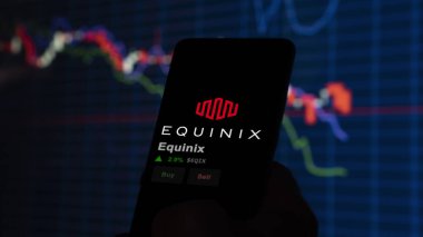 15 Ocak 2024. Ekrandaki Equinix logosu. Equinix fiyat hisseleri, cihaza EQIX $.
