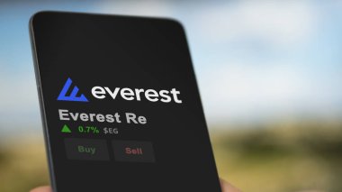 15 Ocak 2024. Takas ekranında Everest Re 'nin logosu. Everest Re hisse senetleri, cihazda EG $.