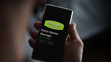 15 Ocak 2024. Ekstra Uzay Deposu 'nun logosu bir değiş tokuş ekranında. Ekstra Alan Depolama Fiyat Hisseleri, Bir aygıt üzerinde EXR $.