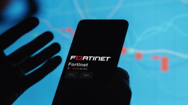 15 Ocak 2024. Takas ekranındaki Fortinet logosu. Finansal fiyat hisseleri, bir aygıt üzerinde FTNT $.