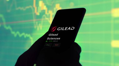 15 Ocak 2024. Gilead Sciences 'ın logosu bir değiş tokuş ekranında. Gilead Sciences hisse senetleri, GILD $bir aygıt üzerinde.