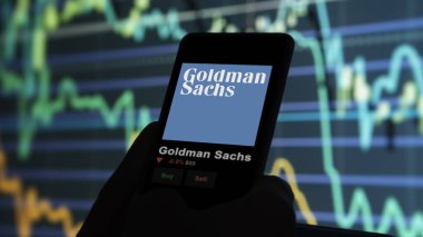 15 Ocak 2024. Takas ekranında Goldman Sachs 'ın logosu. Goldman Sachs hisse senetleri, bir cihaza GS $.