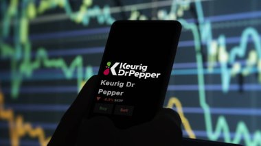 15 Ocak 2024. Takas ekranında Keurig Dr Pepper 'ın logosu var. Keurig Dr Pepper hisse senetleri, bir aygıta $KDP.