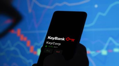 15 Ocak 2024. Takas ekranında KeyCorp 'un logosu. KeyCorp hisse senetleri, bir cihazın anahtarı..