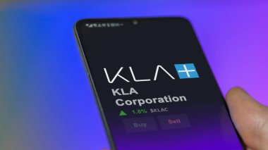 15 Ocak 2024. Takas ekranında KLA Şirketi 'nin logosu var. KLA Şirketi hisse senetleri, KLAC $bir aygıt üzerinde.