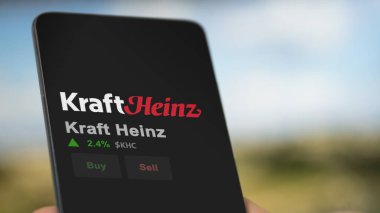 15 Ocak 2024. Takas ekranında Kraft Heinz 'ın logosu var. Kraft Heinz hisse senetleri, KHC $bir aygıt üzerinde.
