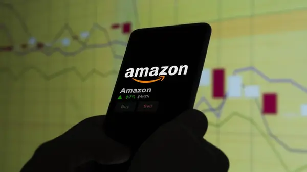 15 Ocak 2024. Değiş tokuş ekranındaki Amazon logosu. Amazon hisse senetleri, bir cihazda AMZN $.