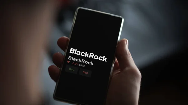 15 Ocak 2024. Bir değiş tokuş ekranındaki BlackRock logosu. BlackRock hisse senetleri, cihazda BLK $.