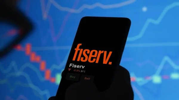 15 Ocak 2024. Fiserv 'in logosu bir değiş tokuş ekranında. Fiserv hisse senetleri, cihaz için FI $.