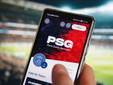 Bir PSG hayranı, takımının Sosyolog uygulamasındaki jetonlu PSG 'sine bakıyor. Ekrandaki NFT' nin PSG piyasası..