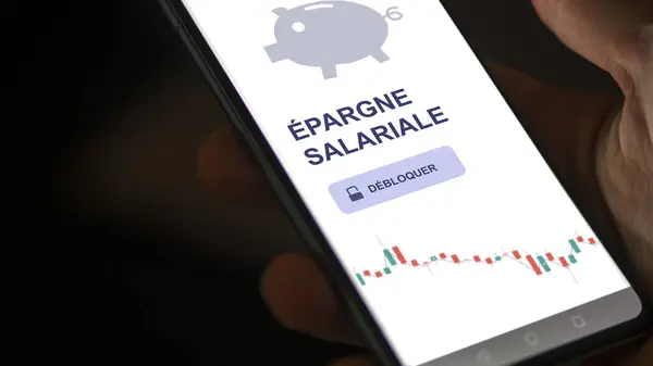 Bir çalışan, çalışan tasarruf planının kilidini ekrandan açıyor. Fransızca metin.