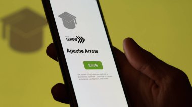 24 Mart 2024. Öğrenci Apache Arrow programına telefonla kaydoluyor. Mühendis sertifikası e-öğrenme yoluyla.