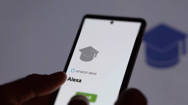 24 Mart 2024. Öğrenci, Alexa programına e-öğrenme yoluyla moral bozucu bir şekilde kaydoluyor.