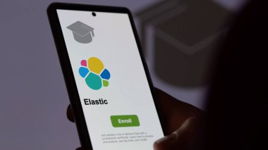 24 Mart 2024. Öğrenci telefonda elastik programa kaydoluyor, e-öğrenme yoluyla moral bozucu sertifika