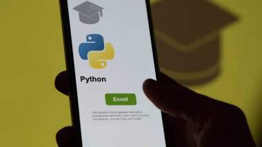 24 Mart 2024. Öğrenci cep telefonuyla Python programına kaydoluyor, e-öğrenme yoluyla moral bozucu sertifika