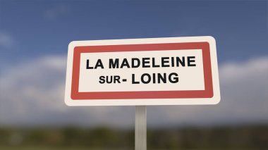 La Madeleine-sur-Loing 'in şehir işareti. La Madeleine sur Loing kasabasının girişi Seine-et-Marne, Fransa