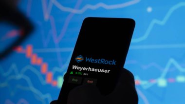 15 Ocak 2024. Weyerhaeuser 'ın logosu bir değiş tokuş ekranında. Weyerhaeuser hisse senetleri, bir cihaza WY $.