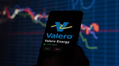 15 Ocak 2024. Bir değiş tokuş ekranında Valero Enerji logosu. Valero Enerji Fiyat Hisseleri, bir cihaza VLO $.