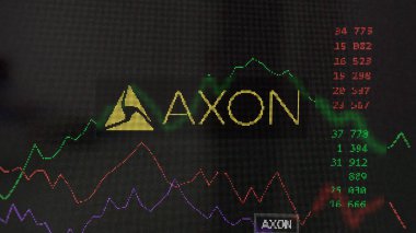 19 Mart 2024. Bir değiş tokuş ekranında Axon Enterprise 'ın logosu. Axon Enterprise hisse senetleri, bir cihaza AXON $.