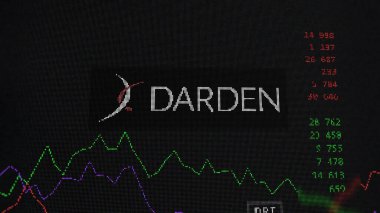 19 Mart 2024. Bir takas ekranında Darden Restoranlarının logosu. Darden Restoranları hisse fiyatları, bir cihazda DRI $.
