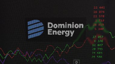 19 Mart 2024. Dominion Enerji 'nin logosu bir takas ekranında. Dominion Enerji Fiyat Hisseleri, bir cihaza D $.