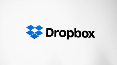 26 Mart 2024, DBX marka, beyaz bir duvardaki Dropbox logosu..