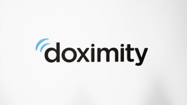 26 Mart 2024, Doximity logosu salon binasının beyaz bir duvarında, DOCS markası..