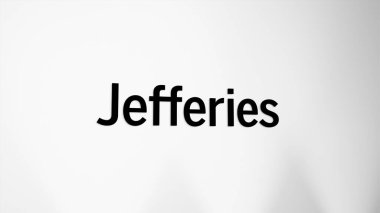 26 Mart 2024. Salon binasının beyaz bir duvarındaki Jefferies logosu. Kapalı alandaki JEF markası..