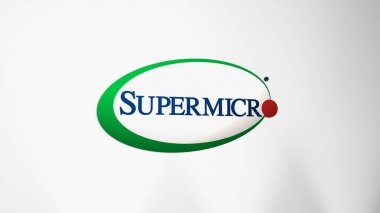 26 Mart 2024. Salon binasındaki beyaz bir duvarda Supermicro logosu var. SMCI markası..