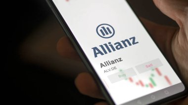 26 Mart 2024, Frankfurt, Almanya ALV Allianz 'ı analiz eden yatırımcı, hisse senedi borsasında hisse sahibi.