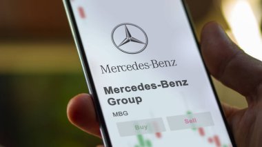 26 Mart 2024, Frankfurt, Almanya, MBG Mercedes-Benz Grubu 'nu analiz eden yatırımcı, hisse senedi borsasında hisse sahibi.